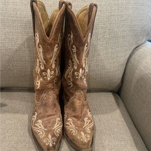 Women’s tan embroidered Corral square toe cowboy boots size 9